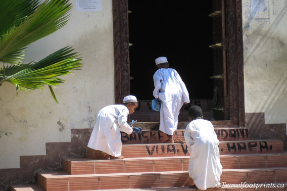 young-boys-climbing-stairs-mosque-entrance-stone-town-zanzibar-white-gowns-caps