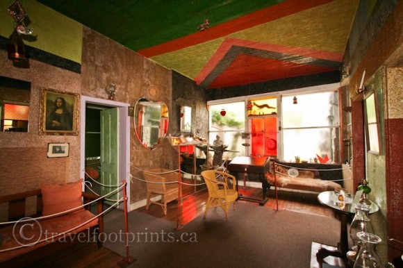 interior-owl-house-nieu-bethesda-colored-walls