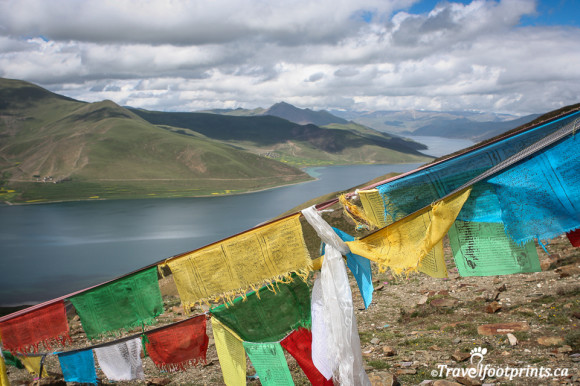 colorful-tibetan-prayer-flags-yamdrok-tso-lake-mountain-view