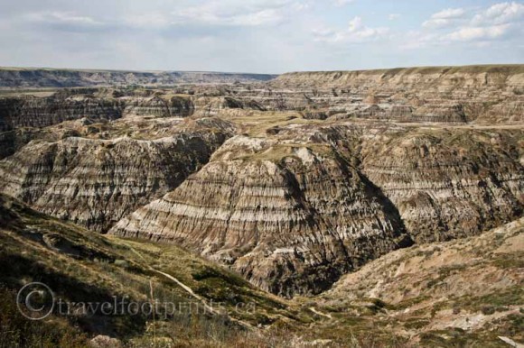 drumheller-alberta-badlands-canyon-view-sandstone-rock-formations