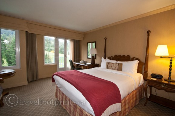 fairmont-chateau-whistler-room-bed-view-ski-slope