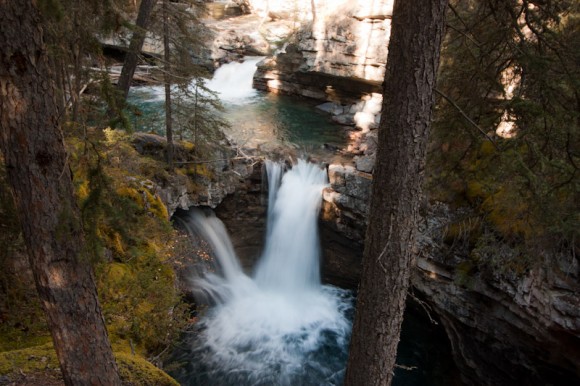 Johnston-canyon-upper-falls-trees-blue-water