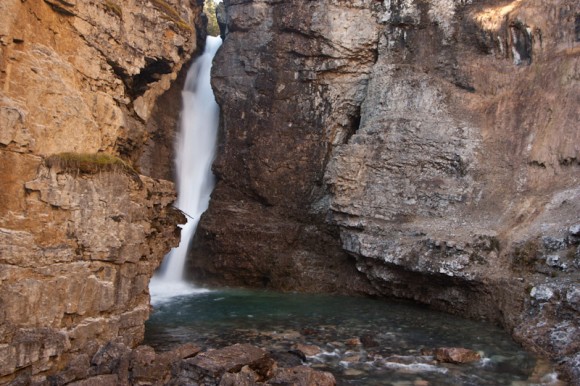 Johnston-canyon-falls-rock-cliffs