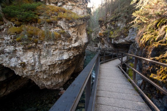 johnston-canyon-catwalk-trail-cliff