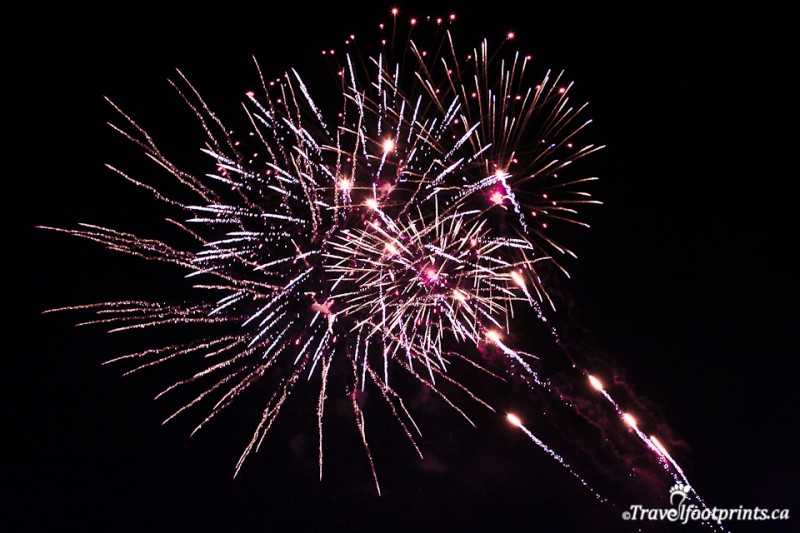 fireworks-colorful-lights-hawaii-hilton-hotel-waikiki-beach-oahu-hawaii-entertainment-tourist-attraction-night