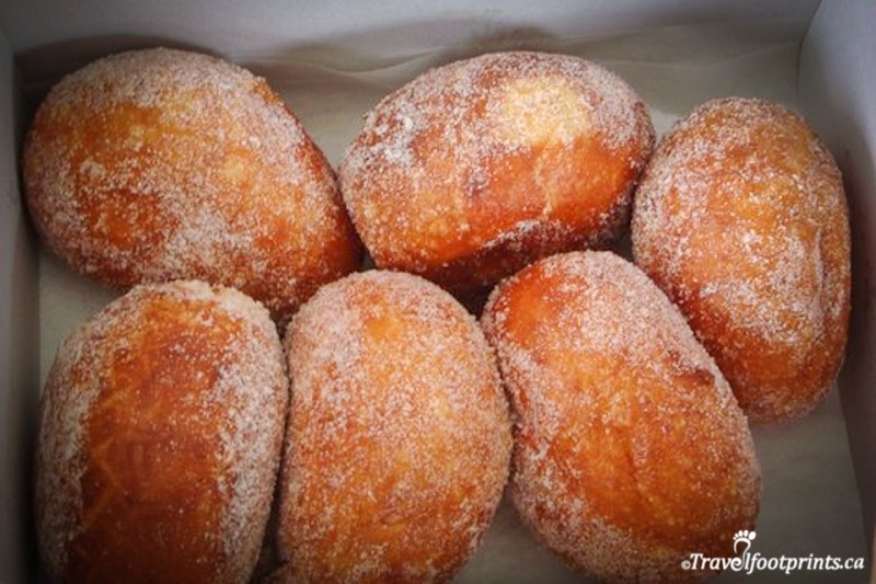 malasada-portuguese-donut-sugar-coating-fried-sweet-treats-hawaii-dessert-leonards-bakery-icon-tourist-attraction-food